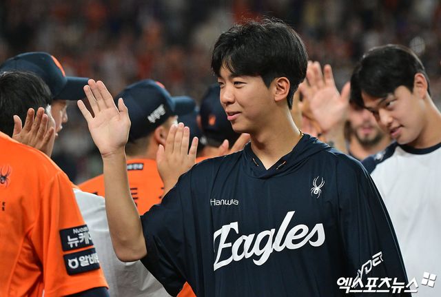 23일 오후 대전 한화생명 볼파크에서 열린 '2025 신한 SOL Bank KBO리그' SSG 랜더스와 한화 이글스의 경기, 한화가 SSG에 5:0으로 승리하며 6연패에서 탈출했다. 이날 경기에서 승리한 한화 황준서가 선수단과 하이파이브를 하고 있다. 엑스포츠뉴스 대전, 김한준 기자