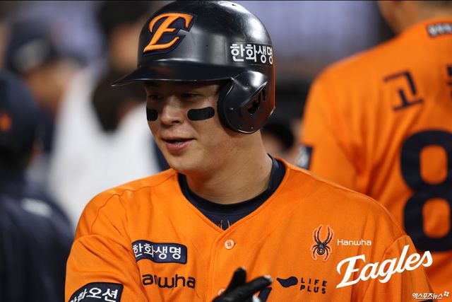 한화 이글스 노시환이 24일 대전 한화생명볼파크에서 열린 2025 신한 SOL 뱅크 KBO리그 SSG 랜더스와 홈경기에 4번타자 겸 3루수로 선발 출전해 4타수 1안타(1홈런) 2타점 1득점을 기록했다. 한화 이글스