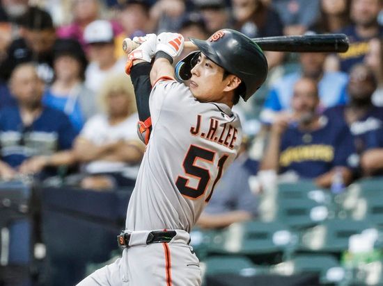 샌프란시스코 자이언츠 외야수 이정후가 25일 밀워키 브루어스와 원정 경기에 1번 타자 중견수로 선발 출전해 4타수 1안타 1볼넷을 기록했다. 2경기 연속 안타에 성공한 이정후는 시즌 타율 0.259를 유지했다. 연합뉴스