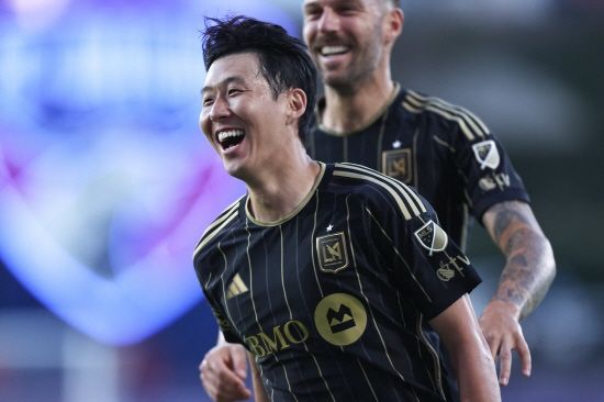 미국 MLS LAFC는 24일 오전 9시30분부터 미국 텍사스주 프리스코의 도요타 스타디움에서 FC댈러스와 2025시즌 MLS 정규리그 28라운드를 치르고 있다. 손흥민은 0-0이던 전반 6분 아크 왼쪽 먼거리에서 생긴 프리킥 찬스 때 키커로 나섰다. 오른발로 절묘하게 감아찼고 볼은 상대 골문 왼쪽 상단을 시원하게 흔들었다. 댈러스 골키퍼 마이클 콜로디가 점프하며 볼의 궤적을 쫓았으나 손흥민의 슛이 너무 날카로웠다. 손흥민이 미국 무대 데뷔골을 터트렸다. 연합뉴스