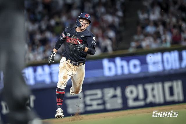 롯데 자이언츠 내야수 박찬형이 24일 창원NC파크에서 열린 2025 신한 SOL Bank KBO리그 NC 다이노스와의 팀 간 14차전에서 4안타 4타점을 기록, 팀 12연패 탈출을 이끌었다. 사진 롯데 자이언츠