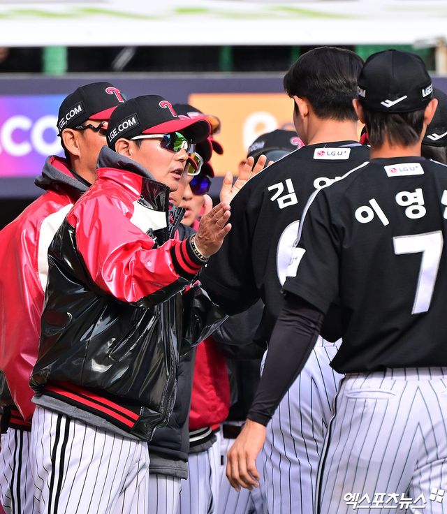 15일 오후 인천SSG랜더스필드에서 열린 '2025 신한 SOL Bank KBO리그' LG 트윈스와 SSG 랜더스의 시범경기, LG가 오지환과 오스틴의 맹활약에 힘입어 SSG에 9:4로 승리했다. 이날 경기에서 승리한 LG 염경엽 감독이 김영우와 하이파이브를 하고 있다. 엑스포츠뉴스 DB