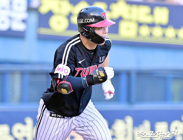 27일 오후 서울 송파구 잠실야구장에서 열린 '2025 신한 SOL Bank KBO리그' LG 트윈스와 두산 베어스의 경기, 3회초 무사 1루 LG 문성주가 우전안타를 날리고 있다. 엑스포츠뉴스 DB