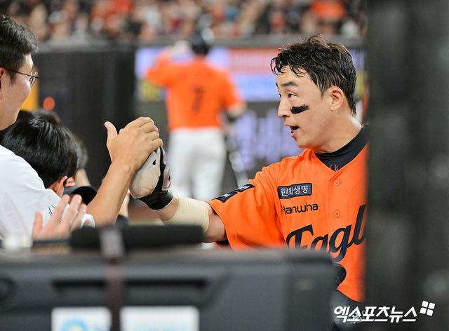 23일 오후 대전 한화생명 볼파크에서 열린 '2025 신한 SOL Bank KBO리그' SSG 랜더스와 한화 이글스의 경기, 8회말 무사 만루 한화 손아섭이 채은성의 2타점 적시타때 득점에 성공한 후 이지풍 코치와 하이파이브를 하고 있다. 엑스포츠뉴스 대전, 김한준 기자