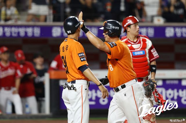 한화 이글스 노시환이 24일 대전 한화생명볼파크에서 열린 2025 신한 SOL 뱅크 KBO리그 SSG 랜더스와 홈경기에 4번타자 겸 3루수로 선발 출전해 4타수 1안타(1홈런) 2타점 1득점을 기록했다. 한화 이글스