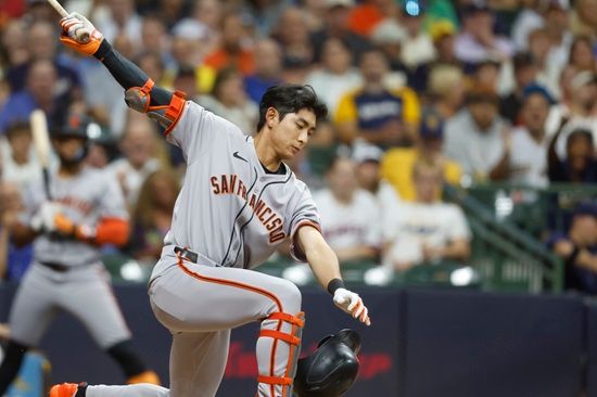 샌프란시스코 자이언츠 외야수 이정후가 25일 밀워키 브루어스와 원정 경기에 1번 타자 중견수로 선발 출전해 4타수 1안타 1볼넷을 기록했다. 2경기 연속 안타에 성공한 이정후는 시즌 타율 0.259를 유지했다. 연합뉴스