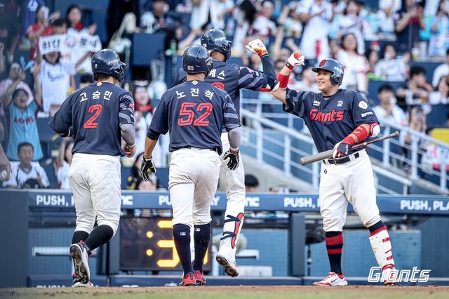 김태형 감독이 이끄는 롯데 자이언츠가 24일 창원NC파크에서 열린 2025 신한 SOL Bank KBO리그 NC 다이노스와의 팀 간 14차전에서 승리, 12연패 탈출에 성공했다. 사진 롯데 자이언츠
