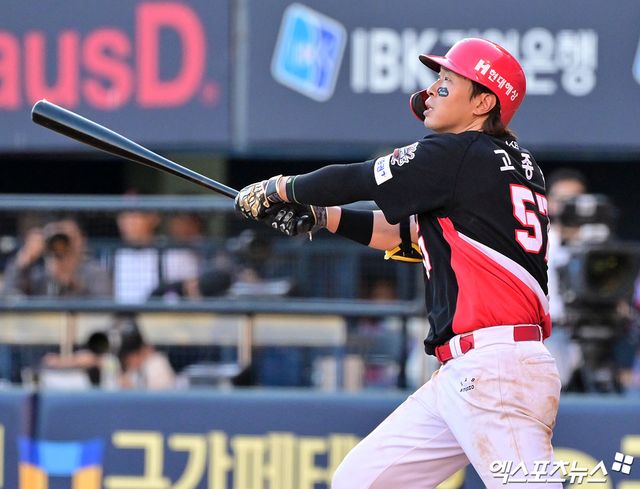 29일 오후 서울 송파구 잠실야구장에서 열린 '2025 신한 SOL Bank KBO리그' KIA 타이거즈와 LG 트윈스의 경기, 6회초 무사 1루 KIA 고종욱이 1타점 2루타를 날리고 있다. 엑스포츠뉴스 DB