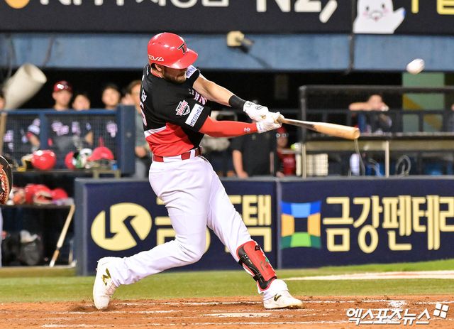 16일 오후 서울 송파구 잠실야구장에서 열린 '2025 신한 SOL Bank KBO리그' KIA 타이거즈와 두산 베어스의 경기, 9회초 1사 KIA 위즈덤이 솔로 홈런을 날리고 있다. 엑스포츠뉴스 DB