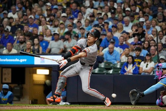 샌프란시스코 자이언츠 외야수 이정후가 25일 밀워키 브루어스와 원정 경기에 1번 타자 중견수로 선발 출전해 4타수 1안타 1볼넷을 기록했다. 2경기 연속 안타에 성공한 이정후는 시즌 타율 0.259를 유지했다. 연합뉴스