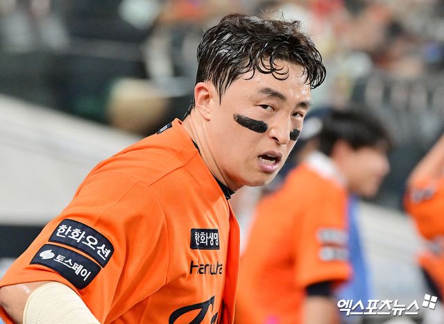 23일 오후 대전 한화생명 볼파크에서 열린 '2025 신한 SOL Bank KBO리그' SSG 랜더스와 한화 이글스의 경기, 8회말 무사 만루 한화 손아섭이 채은성의 2타점 적시타때 득점에 성공하고 있다. 엑스포츠뉴스 대전, 김한준 기자