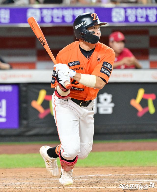 23일 오후 대전 한화생명 볼파크에서 열린 '2025 신한 SOL Bank KBO리그' SSG 랜더스와 한화 이글스의 경기, 8회말 한화 손아섭이 우중간 안타를 날리고 있다. 손아섭은 역대 최초 2,600안타를 기록했다. 엑스포츠뉴스 대전, 김한준 기자