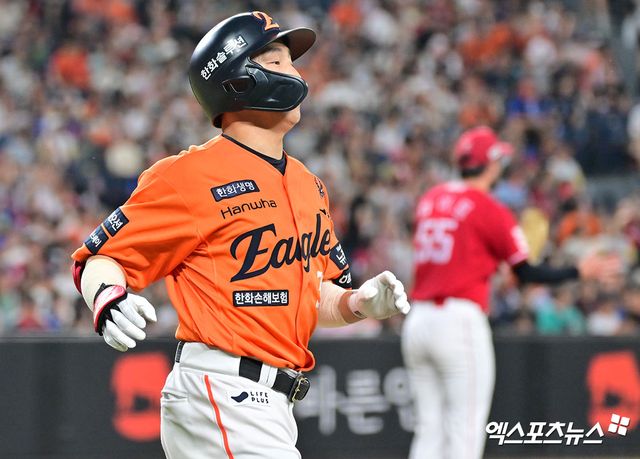 23일 오후 대전 한화생명 볼파크에서 열린 '2025 신한 SOL Bank KBO리그' SSG 랜더스와 한화 이글스의 경기, 5회말 1사 한화 손아섭이 타격을 하고 있다. 결과는 중견수 플라이 아웃. 엑스포츠뉴스 대전, 김한준 기자