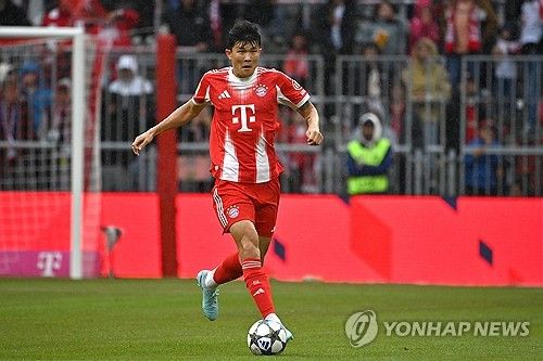 독일에서 축구 관련 최고 신뢰도를 확보하고 있는 전문지 '키커'가 24일(한국시간) 바이에른 뮌헨이 이적시장에 내놓았던 김민재를 더 이상 판매하지 않을 거라고 보도했다.&nbsp;매체는 '사우디아라비아로부터 비상식적인 제안이 오지 않는다면, 김민재는 뮌헨에서 계속 뛸 것'이라며 사실상 잔류한다고 전했다. 김민재는 뮌헨에서 세전 연봉 270억원을 받는 것으로 알려졌다. 사우디에서 거액 쾌척하는 구단 아니면 유럽에서 그의 연봉을 감당하는 새 구단 나오기가 쉽지 않다는 전망이다. 연합뉴스
