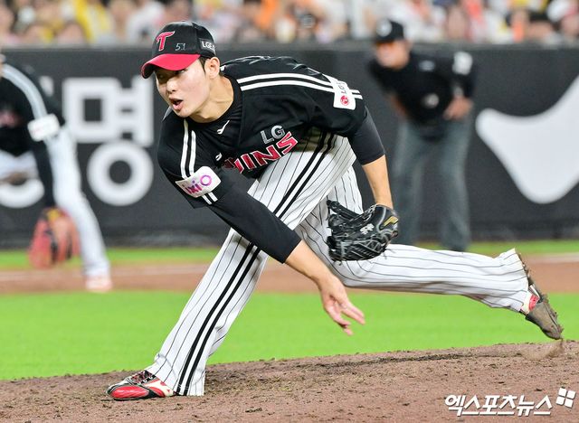 14일 오후 대전 한화생명 볼파크에서 열린 '2025 신한 SOL Bank KBO리그' LG 트윈스와 한화 이글스의 경기, 10회말 LG 김영우가 공을 힘차게 던지고 있다. 엑스포츠뉴스 DB