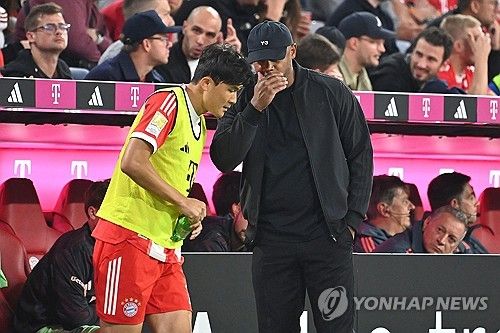 독일에서 축구 관련 최고 신뢰도를 확보하고 있는 전문지 '키커'가 24일(한국시간) 바이에른 뮌헨이 이적시장에 내놓았던 김민재를 더 이상 판매하지 않을 거라고 보도했다.&nbsp;매체는 '사우디아라비아로부터 비상식적인 제안이 오지 않는다면, 김민재는 뮌헨에서 계속 뛸 것'이라며 사실상 잔류한다고 전했다. 김민재는 뮌헨에서 세전 연봉 270억원을 받는 것으로 알려졌다. 사우디에서 거액 쾌척하는 구단 아니면 유럽에서 그의 연봉을 감당하는 새 구단 나오기가 쉽지 않다는 전망이다. 연합뉴스
