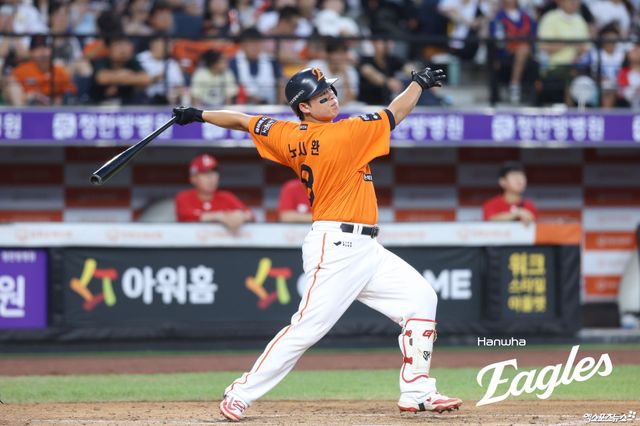 ​​​​한화 이글스 노시환이 24일 대전 한화생명볼파크에서 열린 2025 신한 SOL 뱅크 KBO리그 SSG 랜더스와 홈경기에 4번타자 겸 3루수로 선발 출전해 4타수 1안타(1홈런) 2타점 1득점을 기록했다. 한화 이글스