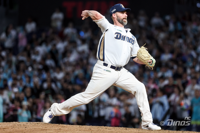 NC 다이노스 외국인 타자 맷 데이비슨이 8월 24일 롯데 자이언츠와의 창원NC파크 홈 경기에서 9회초 2사 후 투수로 등판, ⅓이닝 무실점을 기록했다. KBO리그 역사상 처음으로 외국인 타자가 정식 경기에 투수로 등판한 주인공이 됐다. 사진 NC 다이노스