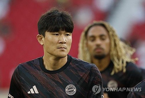 사우디아라비아 프로리그 구단들이 김민재를 영입하기 위해 바이에른 뮌헨에 비상식적인 수준이 제안을 보내지 않는 이상 김민재가 이번 시즌에도 바이에른 뮌헨에서 뛸 것이라는 공신력 높은 언론의 보도가 나왔다. 마침 김민재가 나폴리 시절을 연상시키는 폭발적인 드리블로 시즌 첫 공격포인트를 기록하면서 김민재의 잔류설에 더욱 힘이 실리고 있다. 사진 연합뉴스