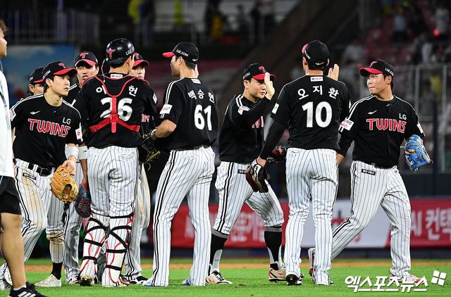 12일 오후 수원케이티위즈파크에서 열린 '2025 신한 SOL Bank KBO리그' LG 트윈스와 KT 위즈의 경기, LG가 새 외국인 투수 톨허스트의 7이닝 무실점 완벽투와 타선의 활약에 힘입어 11:2의 스코어로 승리하며 1위 자리를 지켰다. 경기 종료 후 LG 선수들이 승리의 기쁨을 나누고 있다. 엑스포츠뉴스 DB