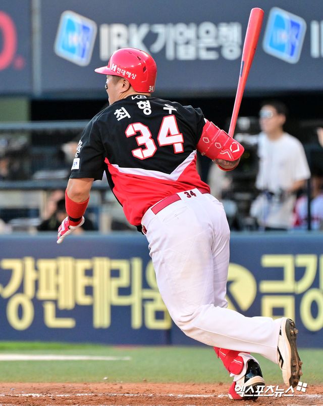 29일 오후 서울 송파구 잠실야구장에서 열린 '2025 신한 SOL Bank KBO리그' KIA 타이거즈와 LG 트윈스의 경기, 8회초 무사 1루 KIA 최형우가 우전안타를 날리고 있다. 엑스포츠뉴스 DB