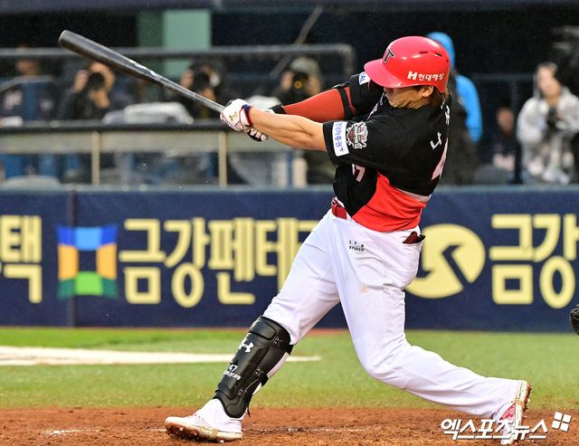 19일 오후 서울 송파구 잠실야구장에서 열린 '2025 신한 SOL Bank KBO리그' KIA 타이거즈와 두산 베어스의 경기, 9회초 1사 1루 KIA 나성범이 2루타를 날리고 있다. 엑스포츠뉴스 DB