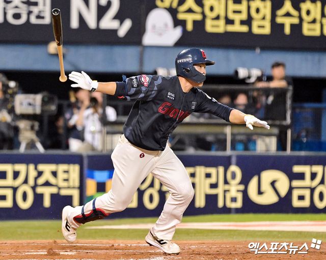 김태형 감독이 이끄는 롯데는 26일 부산 사직구장에서 열린 2025 신한 SOL 뱅크 KBO리그 KT와 홈경기에서 선발 나균안의 호투 속에 4-3 승리를 챙겼다. 이날 승리로 60승57패5무(승률 0.518)를 기록하며 단독 4위가 됐다. 같은 날 KIA 타이거즈를 안방에서 잡은 3위 SSG 랜더스(59승55패4무)와의 게임 차를 0.5로 유지했다. 롯데와의 맞대결에서 패한 5위 KT(59승58패4무)보다 한 게임 차 앞서게 됐다. 6이닝 5피안타 2실점으로 호투한 나균안은 68일 만에 승리투수가 되며 시즌 3승째를 챙겼다. 박찬형은 4-2 승리의 쐐기 득점자가 됐다. 엑스포츠뉴스DB