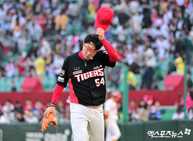 11일 오후 인천SSG랜더스필드에서 열린 '2025 신한 SOL Bank KBO리그' KIA 타이거즈와 SSG 랜더스의 더블헤더 2차전 경기, 3회말 수비를 마친 KIA 양현종이 더그아웃으로 향하고 있다. 엑스포츠뉴스 DB