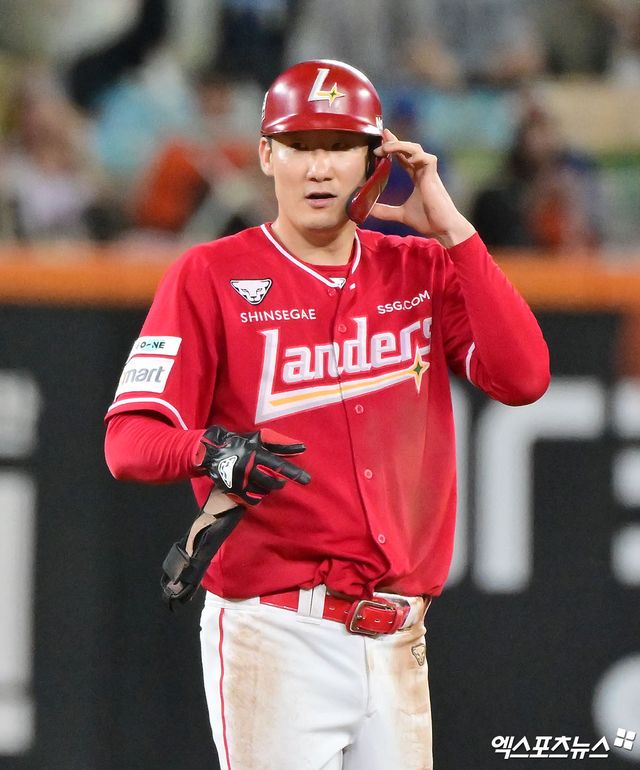 22일 오후 대전 한화생명 볼파크에서 열린 '2025 신한 SOL Bank KBO리그' SSG 랜더스와 한화 이글스의 경기, 11회초 2사 1루 SSG 오태곤이 2루 도루에 성공하고 있다. 엑스포츠뉴스 DB