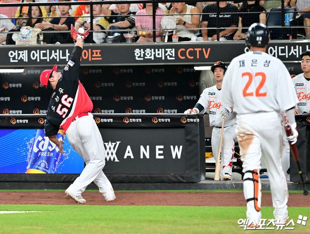 10일 오후 대전 한화생명 볼파크에서 열린 '2025 신한 SOL Bank KBO리그' KIA 타이거즈와 한화 이글스의 경기, 7회말 KIA 오선우가 한화 채은성의 파울 타구를 잡아내고 있다. 엑스포츠뉴스 DB