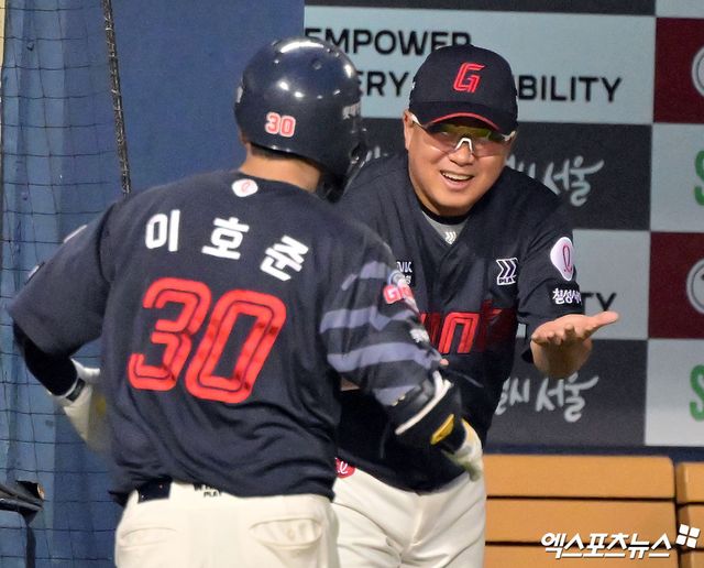 김태형 감독이 이끄는 롯데는 26일 부산 사직구장에서 열린 2025 신한 SOL 뱅크 KBO리그 KT와 홈경기에서 선발 나균안의 호투 속에 4-3 승리를 챙겼다. 이날 승리로 60승57패5무(승률 0.518)를 기록하며 단독 4위가 됐다. 같은 날 KIA 타이거즈를 안방에서 잡은 3위 SSG 랜더스(59승55패4무)와의 게임 차를 0.5로 유지했다. 롯데와의 맞대결에서 패한 5위 KT(59승58패4무)보다 한 게임 차 앞서게 됐다. 6이닝 5피안타 2실점으로 호투한 나균안은 68일 만에 승리투수가 되며 시즌 3승째를 챙겼다. 이호준은 이날 재역전 결승타를 쳤다. 엑스포츠뉴스DB