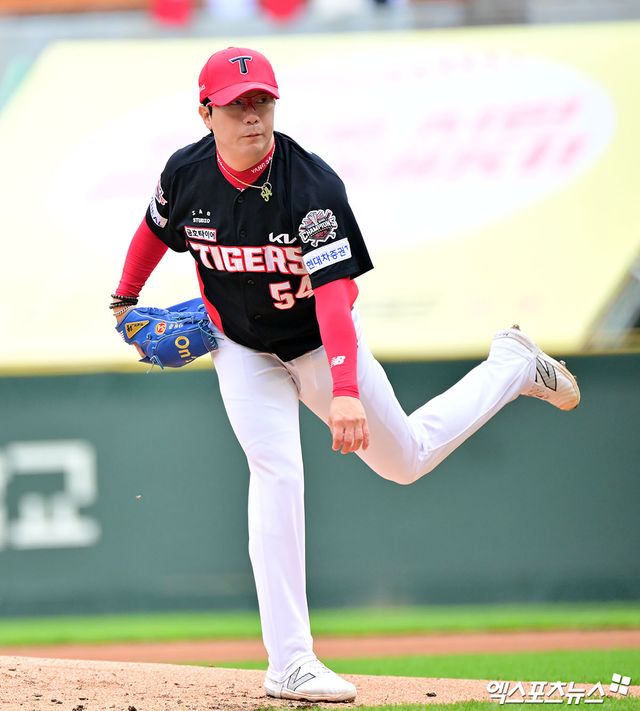 21일 오후 인천SSG랜더스필드에서 열린 '2025 신한 SOL Bank KBO리그' KIA 타이거즈와 SSG 랜더스의 경기, 1회말 KIA 선발투수 양현종이 공을 힘차게 던지고 있다. 엑스포츠뉴스 DB