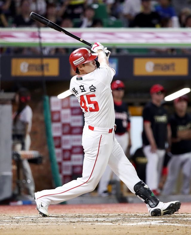 26일 오후 인천SSG랜더스필드에서 열린 '2025 신한 SOL Bank KBO리그' KIA 타이거즈와 SSG 랜더스의 경기, 5회말 1사 SSG 류효승이 1점 홈런을 날리고 있다. SSG 랜더스