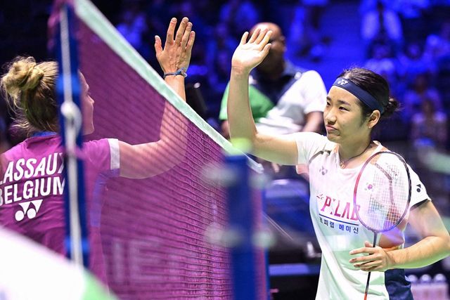 배드민턴 여자 단식 세계랭킹 1위 안세영이 26일(한국시간) 프랑스 파리의 아디다스 아레나에서 열린 2025 세계배트민턴 선수권대회 여자 단식 64강에서 세계랭킹 100위 벨기에의 클라라 라소를 2-0(21-5 21-8)으로 꺾고 32강에 진출했다. 사진 연합뉴스