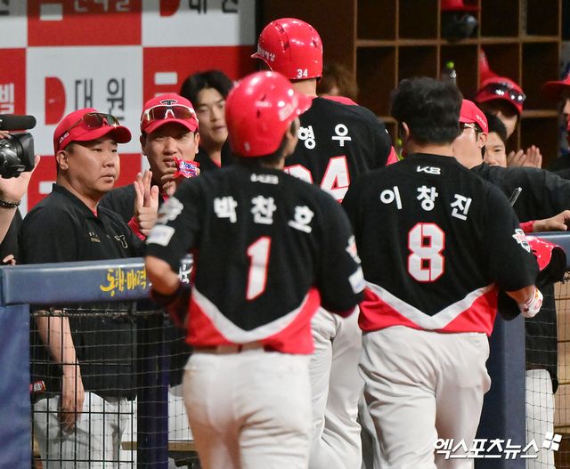 24일 오후 서울 구로구 고척스카이돔에서 열린 '2025 신한 SOL Bank KBO리그' KIA 타이거즈와 키움 히어로즈의 경기, 1회초 1사 1,2루 KIA 최형우가 스리런 홈런을 날린 후 이범호 감독의 축하를 받고 있다. 엑스포츠뉴스 DB