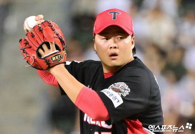 15일 오후 서울 송파구 잠실야구장에서 열린 '2025 신한 SOL Bank KBO리그' KIA 타이거즈와 두산 베어스의 경기, 6회말 KIA 한재승이 공을 힘차게 던지고 있다. 엑스포츠뉴스 DB