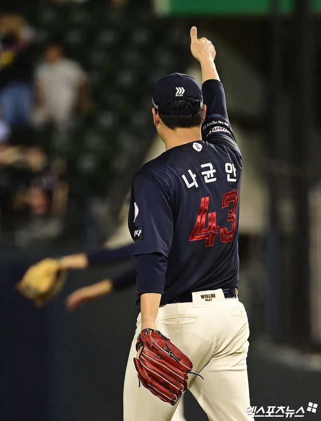 김태형 감독이 이끄는 롯데는 26일 부산 사직구장에서 열린 2025 신한 SOL 뱅크 KBO리그 KT와 홈경기에서 선발 나균안의 호투 속에 4-3 승리를 챙겼다. 이날 승리로 60승57패5무(승률 0.518)를 기록하며 단독 4위가 됐다. 같은 날 KIA 타이거즈를 안방에서 잡은 3위 SSG 랜더스(59승55패4무)와의 게임 차를 0.5로 유지했다. 롯데와의 맞대결에서 패한 5위 KT(59승58패4무)보다 한 게임 차 앞서게 됐다. 6이닝 5피안타 2실점으로 호투한 나균안은 68일 만에 승리투수가 되며 시즌 3승째를 챙겼다. 엑스포츠뉴스DB