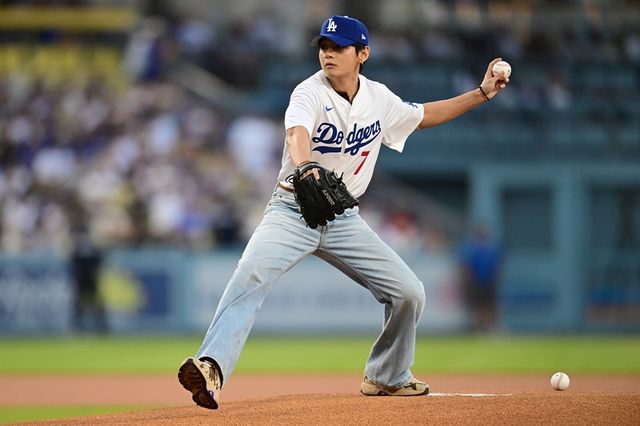 그룹 BTS의 멤버 뷔가 26일(한국시간) 미국 캘리포니아주 로스앤젤레스의 다저스타디움에서 열린 2025 메이저리 LA 다저스와 신시내티 레즈와의 경기에 시구자로 나섰다. 사진 연합뉴스