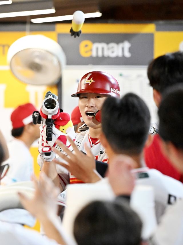 26일 오후 인천SSG랜더스필드에서 열린 '2025 신한 SOL Bank KBO리그' KIA 타이거즈와 SSG 랜더스의 경기, 5회말 1사 SSG 류효승이 1점 홈런을 날리고 있다. SSG 랜더스