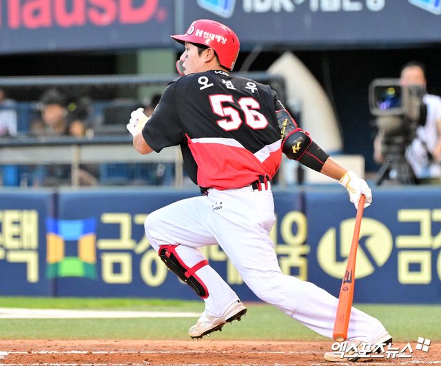 15일 오후 서울 송파구 잠실야구장에서 열린 '2025 신한 SOL Bank KBO리그' KIA 타이거즈와 두산 베어스의 경기, 4회초 KIA 오선우가 중전안타를 날리고 있다. 엑스포츠뉴스 DB