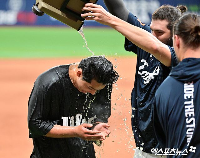27일 오후 서울 구로구 고척스카이돔에서 열린 '2025 신한 SOL Bank KBO리그' 한화 이글스와 키움 히어로즈의 경기, 한화가 데뷔 첫 10승을 거둔 문동주의 호투에 힘입어 키움에 3:1로 승리했다. 데뷔 첫 10승을 거둔 한화 문동주가 축하 물세례를 맞고 있다. 고척, 김한준 기자