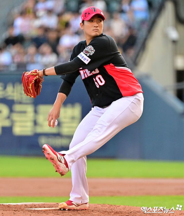 15일 오후 서울 송파구 잠실야구장에서 열린 '2025 신한 SOL Bank KBO리그' KIA 타이거즈와 두산 베어스의 경기, 1회말 KIA 선발투수 김도현이 공을 힘차게 던지고 있다. 엑스포츠뉴스 DB