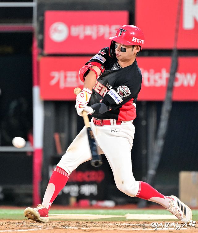 KIA 타이거즈 외야수 박정우가 27일 자신의 사회관계망서비스(SNS)를 통해 사과문을 게재했다. 21일 키움 히어로즈전이 끝난 뒤 한 팬과 SNS에서 언쟁을 벌였으며, 해당 팬의 개인 정보가 노출되면서 논란은 더 커졌다. KIA 구단은 박정우와 면담을 진행한 뒤 23일 박정우를 1군 엔트리에서 제외했다. 박정우는 당분간 자숙의 시간을 가질 예정이다. 엑스포츠뉴스 DB