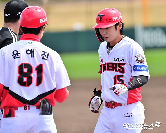 KIA 타이거즈 외야수 박정우가 27일 자신의 사회관계망서비스(SNS)를 통해 사과문을 게재했다. 21일 키움 히어로즈전이 끝난 뒤 한 팬과 SNS에서 언쟁을 벌였으며, 해당 팬의 개인 정보가 노출되면서 논란은 더 커졌다. KIA 구단은 박정우와 면담을 진행한 뒤 23일 박정우를 1군 엔트리에서 제외했다. 박정우는 당분간 자숙의 시간을 가질 예정이다. 엑스포츠뉴스 DB