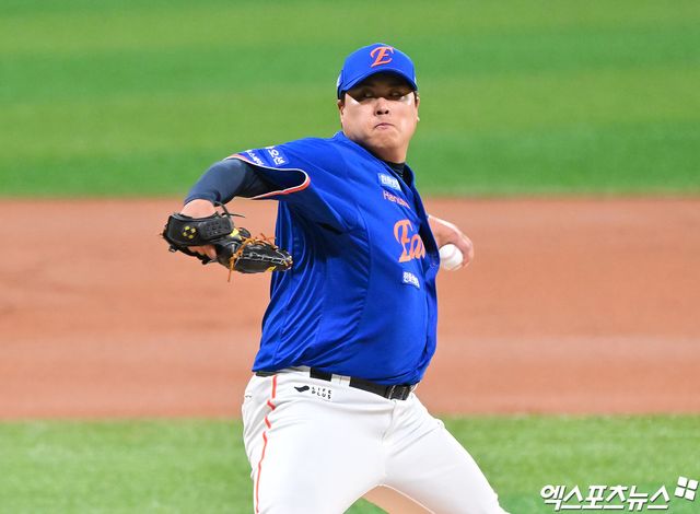 26일 오후 서울 구로구 고척스카이돔에서 열린 '2025 신한 SOL Bank KBO리그' 한화 이글스와 키움 히어로즈의 경기, 1회말 한화 선발투수 류현진이 공을 힘차게 던지고 있다. 엑스포츠뉴스DB