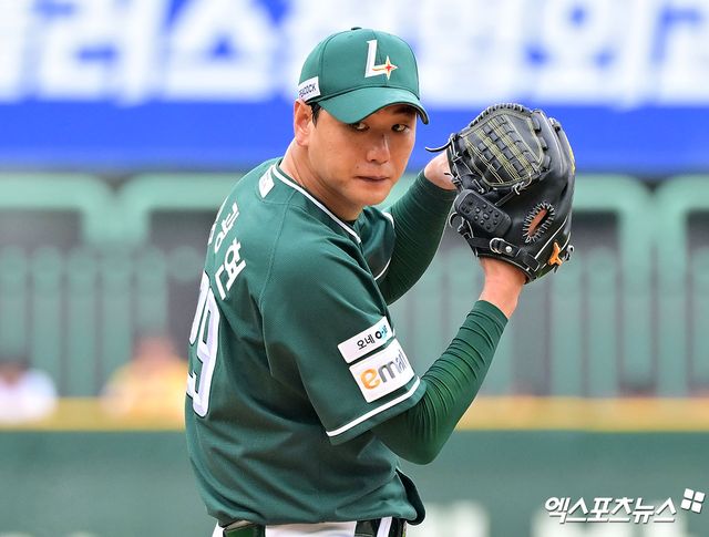 21일 오후 인천SSG랜더스필드에서 열린 '2025 신한 SOL Bank KBO리그' KIA 타이거즈와 SSG 랜더스의 경기, 1회초 SSG 선발투수 김광현이 공을 힘차게 던지고 있다. 엑스포츠뉴스 DB