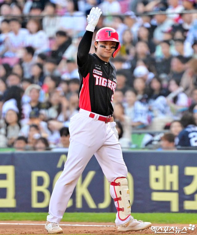 3일 오후 서울 송파구 잠실야구장에서 열린 '2025 신한 SOL Bank KBO리그' KIA 타이거즈와 두산 베어스의 경기, 4회초 2사 1,2루 KIA 윤도현이 1타점 적시타를 날린 후 기뻐하고 있다. 엑스포츠뉴스 DB