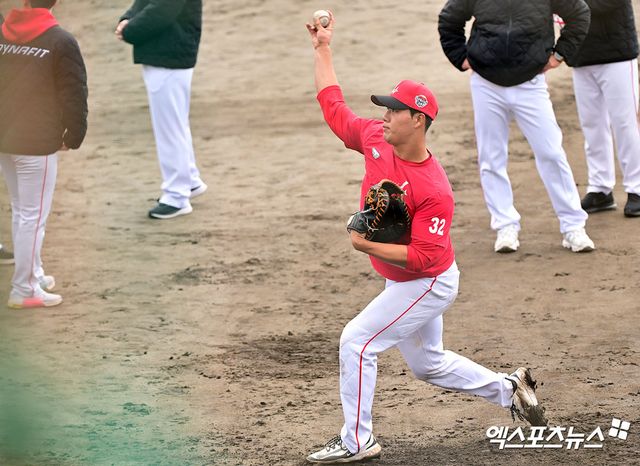 24일 오전 일본 오키나와 고친다 구장에서 진행된 SSG 랜더스 스프링캠프, SSG 이율예가 훈련에 임하고 있다. 엑스포츠뉴스 DB