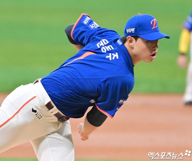27일 오후 서울 구로구 고척스카이돔에서 열린 '2025 신한 SOL Bank KBO리그' 한화 이글스와 키움 히어로즈의 경기, 1회말 한화 선발투수 문동주가 공을 힘차게 던지고 있다. 고척, 김한준 기자