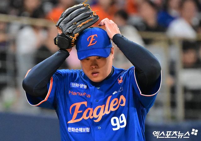 26일 오후 서울 구로구 고척스카이돔에서 열린 '2025 신한 SOL Bank KBO리그' 한화 이글스와 키움 히어로즈의 경기, 5회말 2사 1,2루 한화 류현진이 투구 준비를 하고 있다. 엑스포츠뉴스DB